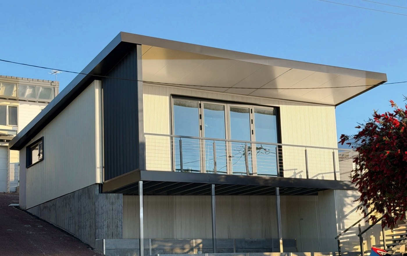 Bmodular prototype home in Mullaloo on a sloping block with a cantilevered balcony