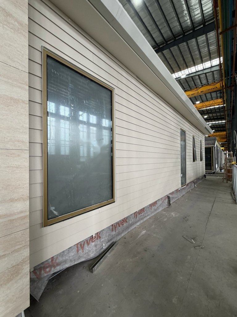 Side of a clad volumetric module with a large window fitted, in the factory