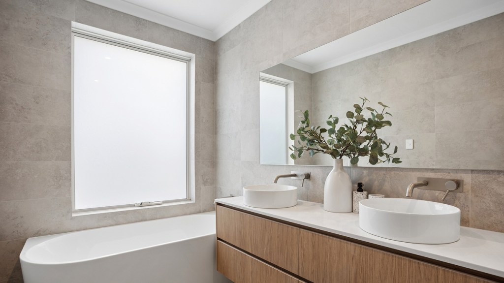 Freestanding bath